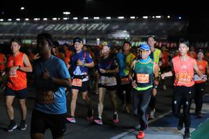 BIB: 7649, 27091, 26856, 22301, 069
                            <button type="button" onclick="openModal(11472027)" class="btn btn-primary btn-sm float-right btn-popup" data-toggle="modal" data-target=".modal-high-quality">
                        <i class="fas fa-shopping-cart"></i> Add to Cart
                    </button>
                                            <button type="button" onclick="isThisMe(11472027, true)" class="btn btn-success btn-sm float-right btn-popup btn-isme hidden" data-toggle="tooltip" data-placement="bottom" title="นี่คือรูปของคุณใช่ไหม คลิกที่นี่เพื่อเอาเข้าอัลบั้ม">
                        <i class="fas fa-plus"></i> Add to album
                    </button>
                    <button type="button" onclick="isThisMe(11472027, false)" class="btn btn-warning btn-sm float-right btn-popup btn-isnotme hidden">
                        <i class="fas fa-ban"></i> Remove from album
                    </button>